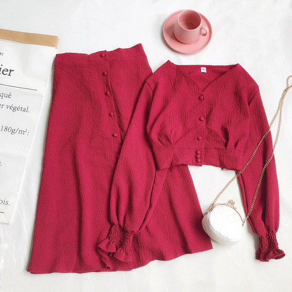 Sieviešu komplekta blūze ar garām piedurknēm un svārki ar pogām