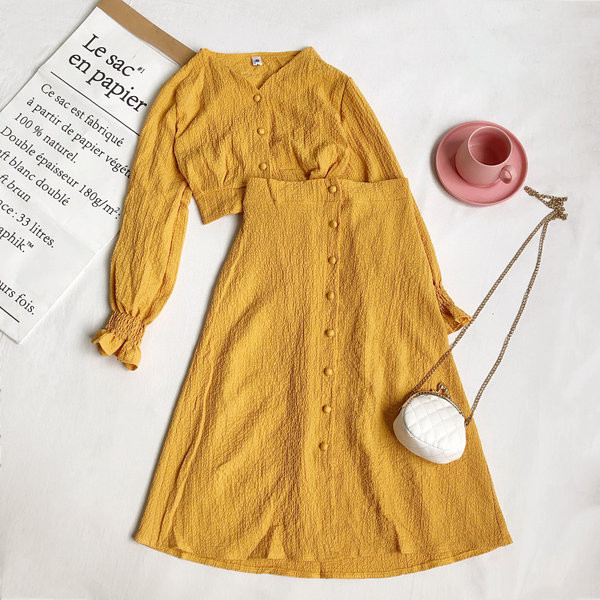 Sieviešu komplekta blūze ar garām piedurknēm un svārki ar pogām