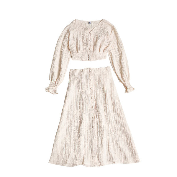 Sieviešu komplekta blūze ar garām piedurknēm un svārki ar pogām