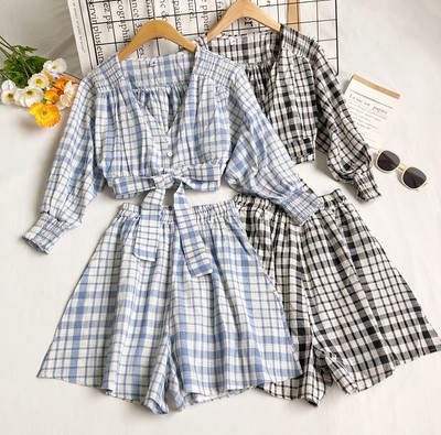 Női szett blúz hosszú ujjal és gombokkal és rövidnadrág magas derékkal