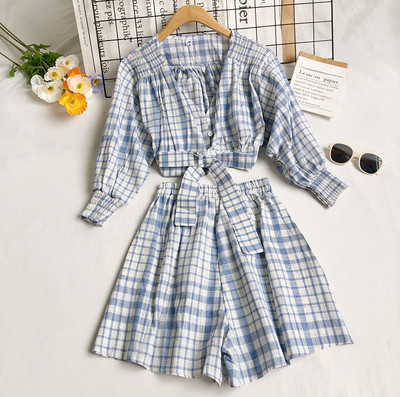 Női szett blúz hosszú ujjal és gombokkal és rövidnadrág magas derékkal