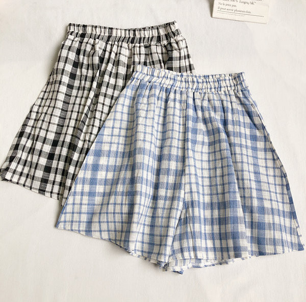 Női szett blúz hosszú ujjal és gombokkal és rövidnadrág magas derékkal