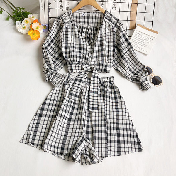 Női szett blúz hosszú ujjal és gombokkal és rövidnadrág magas derékkal