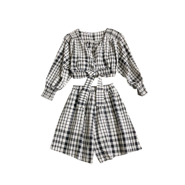 Női szett blúz hosszú ujjal és gombokkal és rövidnadrág magas derékkal