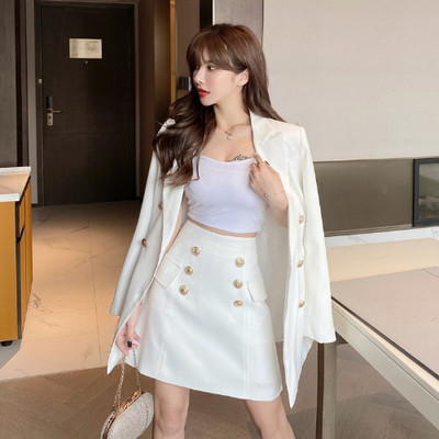 Új tavaszi-őszi női öltöny - kabát és szoknya arany gombokkal