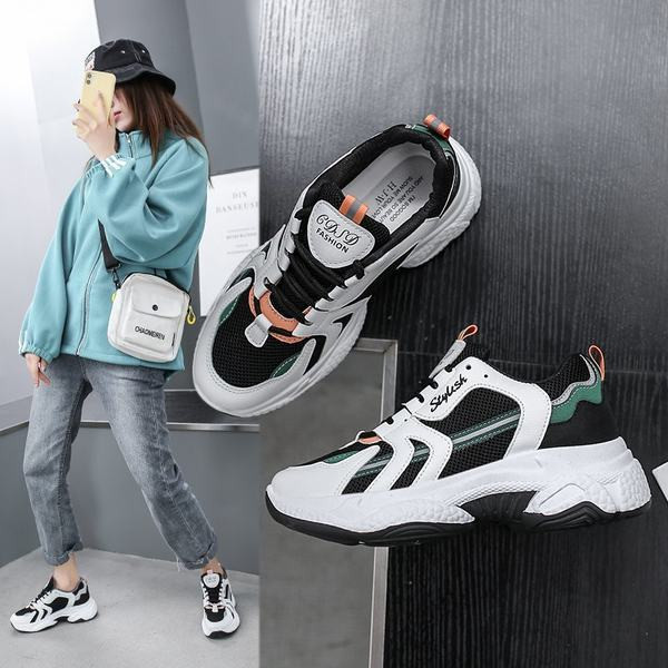 Kareda tallapaelte ja kirjaga naiste tossud