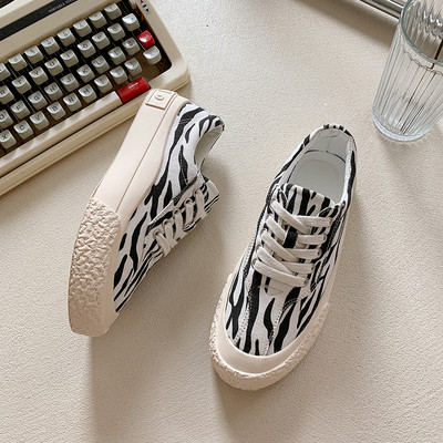 Uus mudel loomamustriga naiste tossud