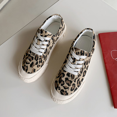 Uus mudel loomamustriga naiste tossud