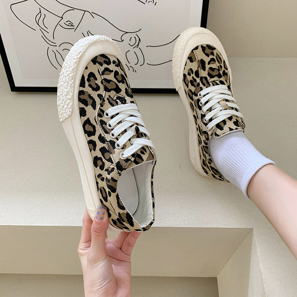 Uus mudel loomamustriga naiste tossud