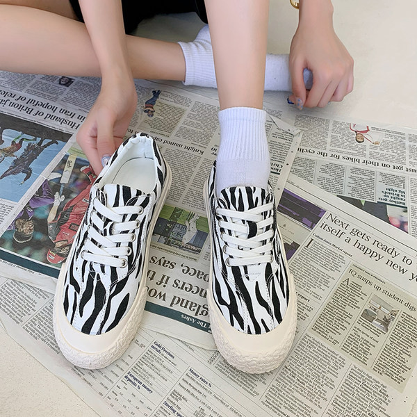 Uus mudel loomamustriga naiste tossud