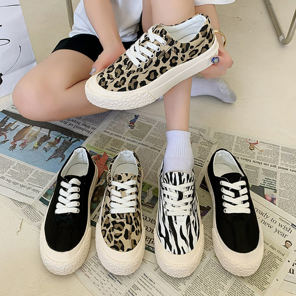 Uus mudel loomamustriga naiste tossud