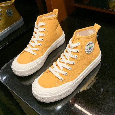 Naiste vabaaja kõrged tossud embleemiga