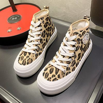 Naiste vabaaja kõrged tossud embleemiga