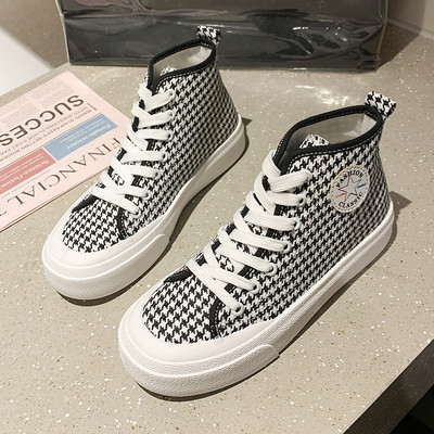 Naiste vabaaja kõrged tossud embleemiga