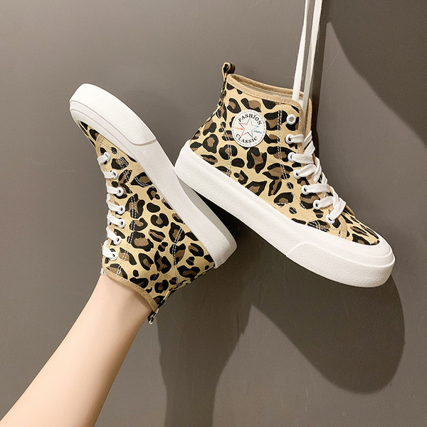 Naiste vabaaja kõrged tossud embleemiga