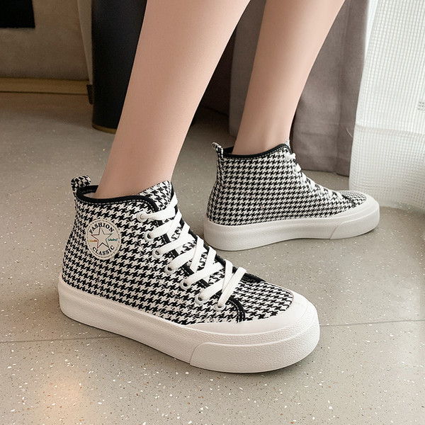 Naiste vabaaja kõrged tossud embleemiga