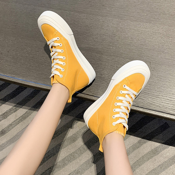 Naiste vabaaja kõrged tossud embleemiga