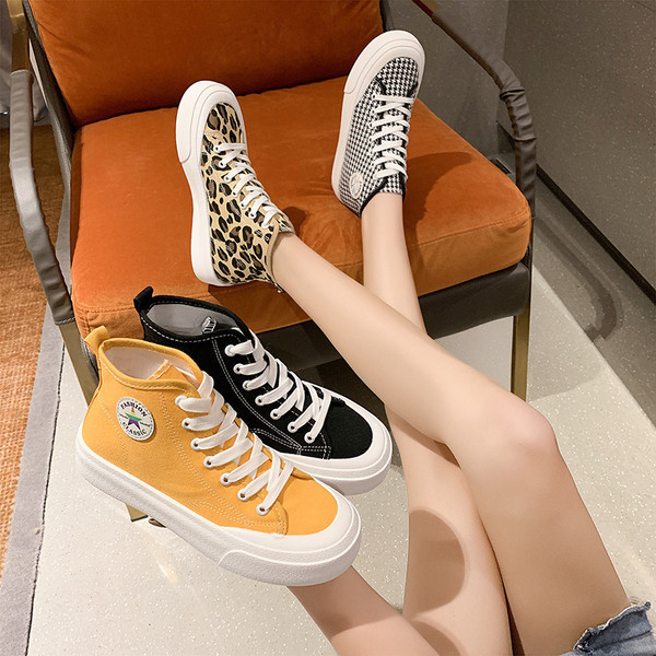 Naiste vabaaja kõrged tossud embleemiga