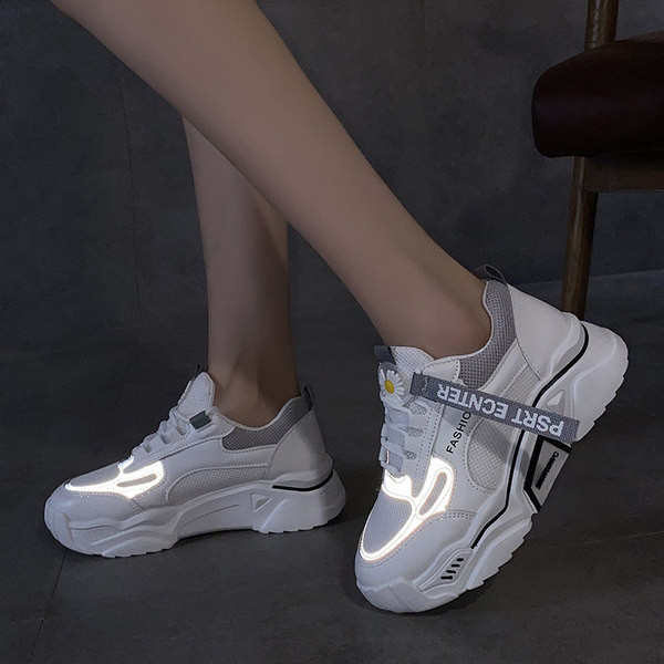 Uus tikandi ja pealdisega naiste tossude mudel