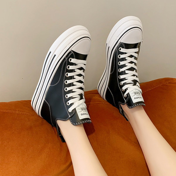 Uus lameda talla ja paeltega kõrgete tossude mudel naistele