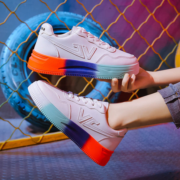 Ikdienas kedas ar krāsainām zolēm