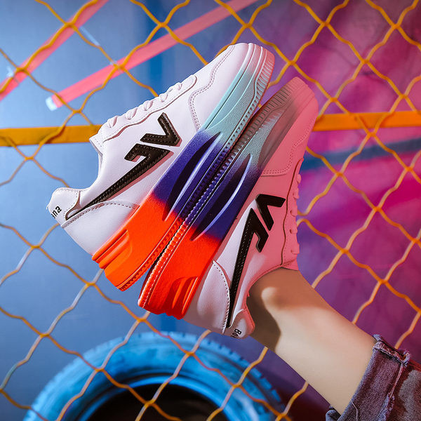 Ikdienas kedas ar krāsainām zolēm