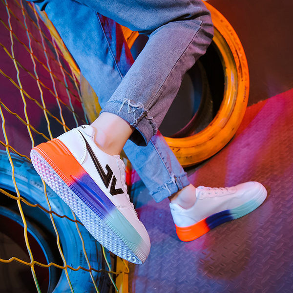 Ikdienas kedas ar krāsainām zolēm