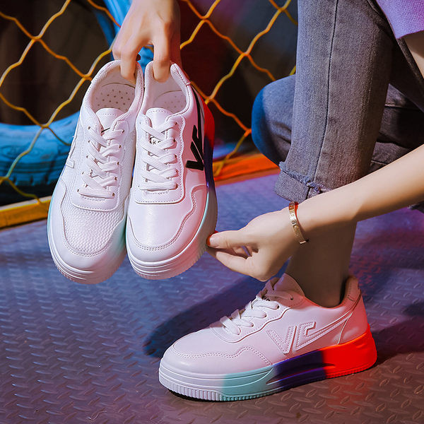 Ikdienas kedas ar krāsainām zolēm