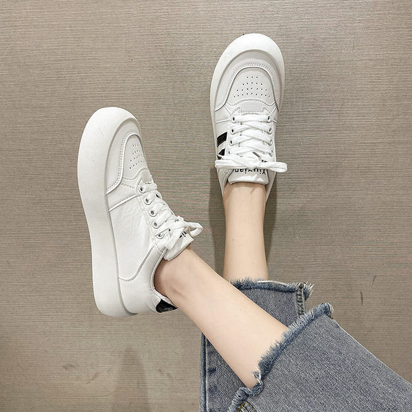 Naiste vabaaja tossud paksu tallaga - valge