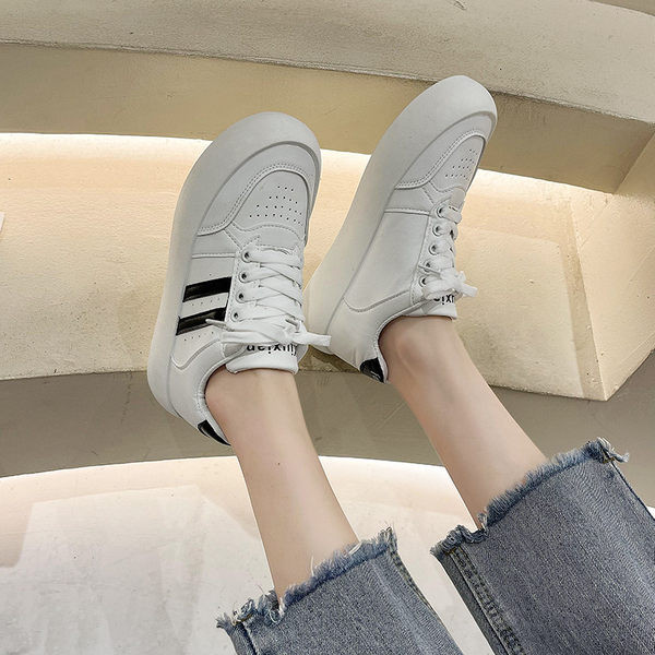 Naiste vabaaja tossud paksu tallaga - valge