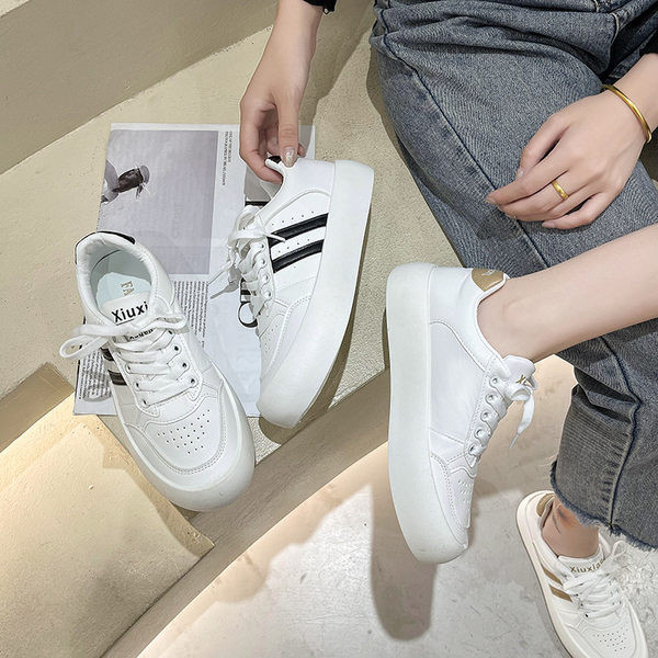 Naiste vabaaja tossud paksu tallaga - valge