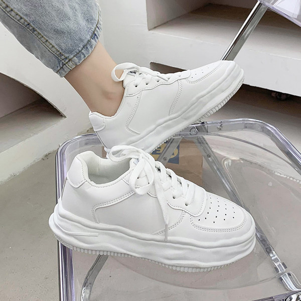 Sieviešu kedas ar biezām zolēm un šņorēm - trīs krāsās