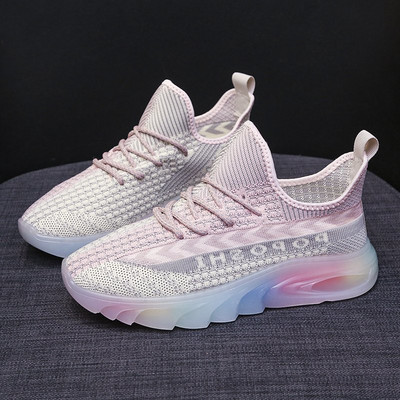 Naiste suvised hingavad tossud, millel on paelad ja tikitud kiri