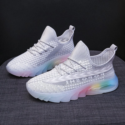 Naiste suvised hingavad tossud, millel on paelad ja tikitud kiri