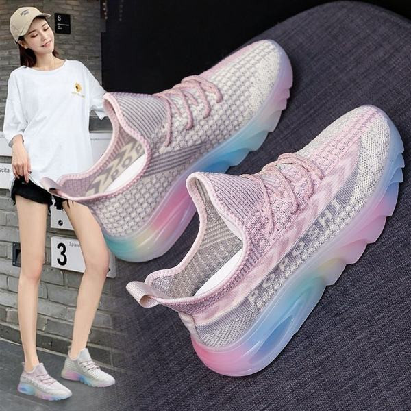 Naiste suvised hingavad tossud, millel on paelad ja tikitud kiri