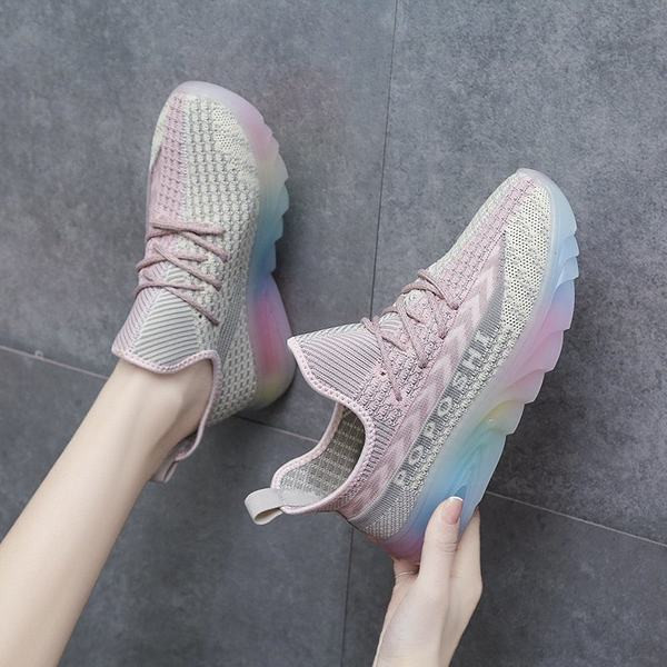 Naiste suvised hingavad tossud, millel on paelad ja tikitud kiri