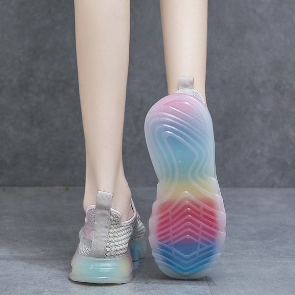 Naiste suvised hingavad tossud, millel on paelad ja tikitud kiri