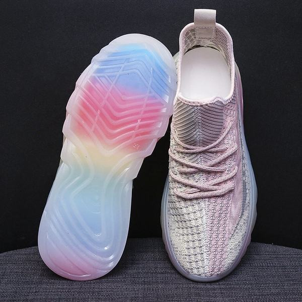 Naiste suvised hingavad tossud, millel on paelad ja tikitud kiri