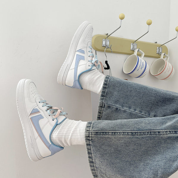 Női tornacipő eko bőrből, színes nyakkendőkkel