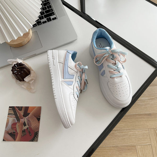 Női tornacipő eko bőrből, színes nyakkendőkkel