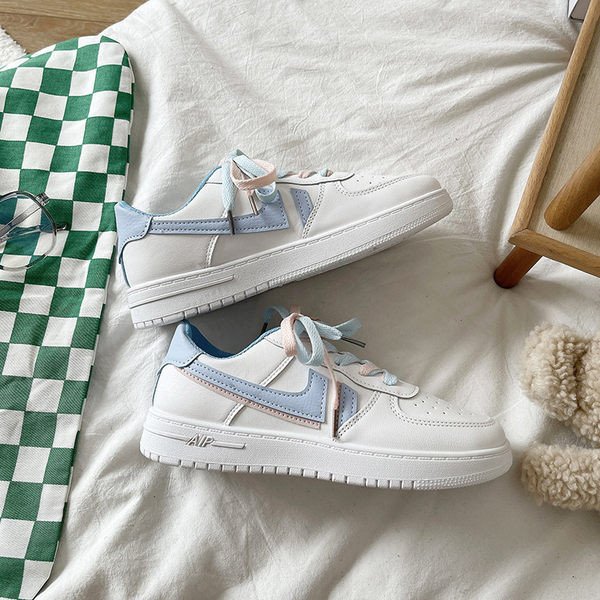 Női tornacipő eko bőrből, színes nyakkendőkkel