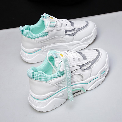 Jauns sieviešu kedu modelis ar izšuvuma uzrakstu un saitēm