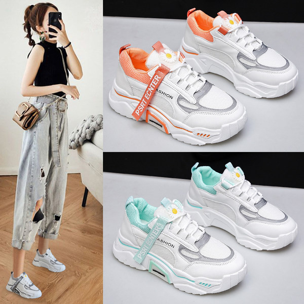 Jauns sieviešu kedu modelis ar izšuvuma uzrakstu un saitēm