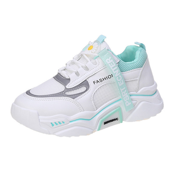 Jauns sieviešu kedu modelis ar izšuvuma uzrakstu un saitēm