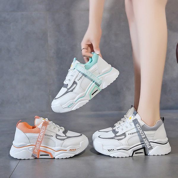 Jauns sieviešu kedu modelis ar izšuvuma uzrakstu un saitēm