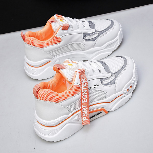 Jauns sieviešu kedu modelis ar izšuvuma uzrakstu un saitēm