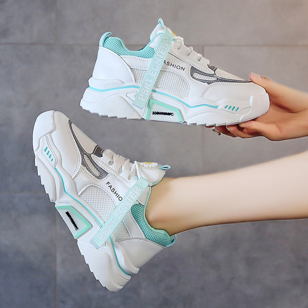 Jauns sieviešu kedu modelis ar izšuvuma uzrakstu un saitēm