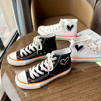 Vabaaja naiste kõrged tossud mitmes värvitoonis südametikandiga