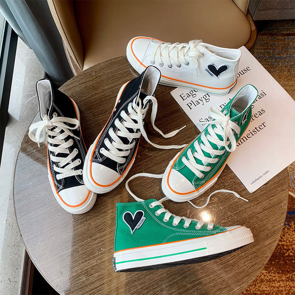 Vabaaja naiste kõrged tossud mitmes värvitoonis südametikandiga