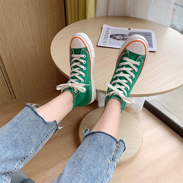 Vabaaja naiste kõrged tossud mitmes värvitoonis südametikandiga